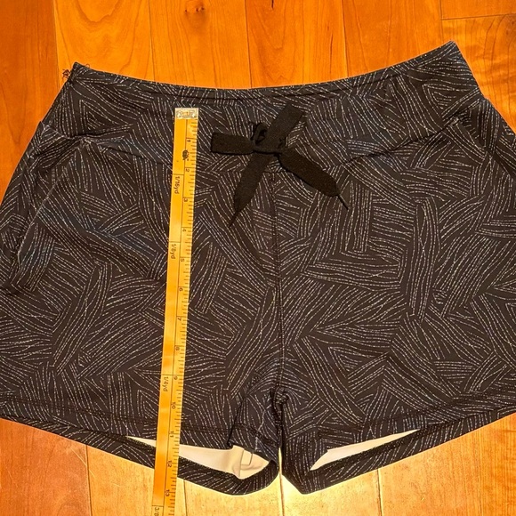 Black and white 100% polyester stretch athletic short - Picture 3 of 7